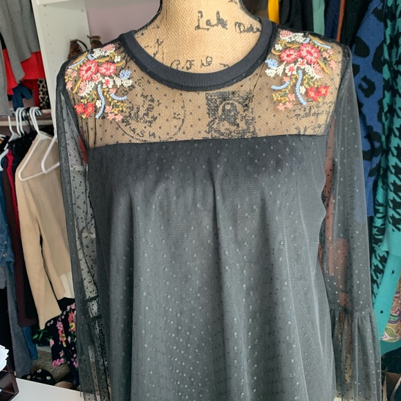 Chiffon black lace top with floral appliqué. - Picture 5 of 5